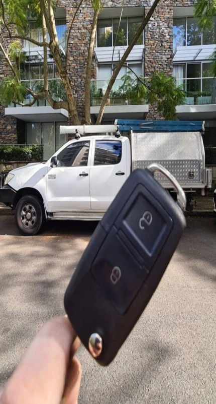 Automotive locksmith replacing car key in Aiken SC parking lot